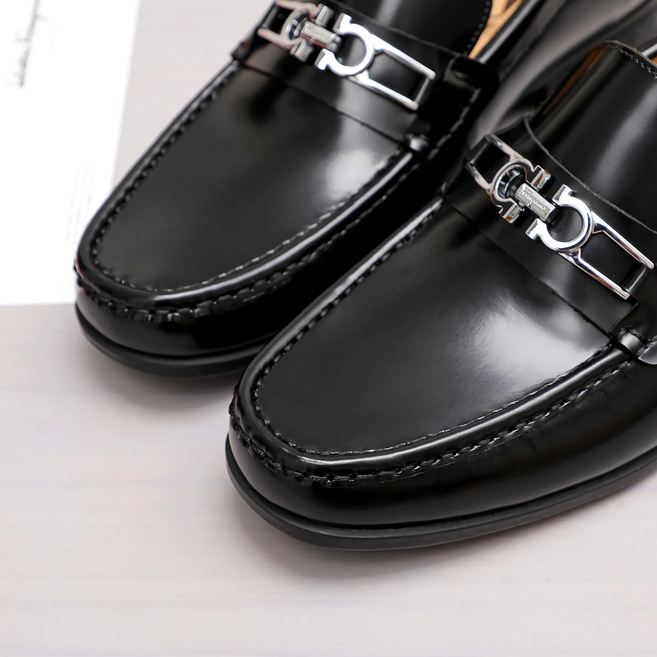 Men's clothing and shoes 💰460 🔥Ferragamo's new men's casual slip-on shoes🇨🇳Official website original 1:1 mold opening, original quality💯Fine workmanship, high-end luxury☘The upper is made of imported Italian first-layer cowhide🌴Luxury🐂leather lining🍓Rubber wear-resistant and non-slip outsole, breathable and comfortable to wear🍍The first choice for high-end men, black, size 38-45